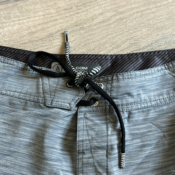 Volcom mod-tech swim trunks - Picture 3 of 8